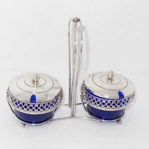 Zabytkowy Mayell, serwer do przypraw, piękne kobaltowe szklane wstawki, w dobrym stanie vintage. Oferta w Kanadzie i na rynku międzynarodowym, USA, proszę zobaczyć inne.