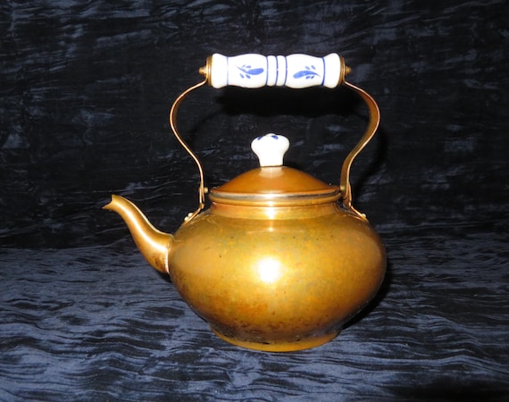 Vintage, Kupfer, Metall Teekanne mit blauen und weißen Keramik-Griffen, wunderschönes Stück!