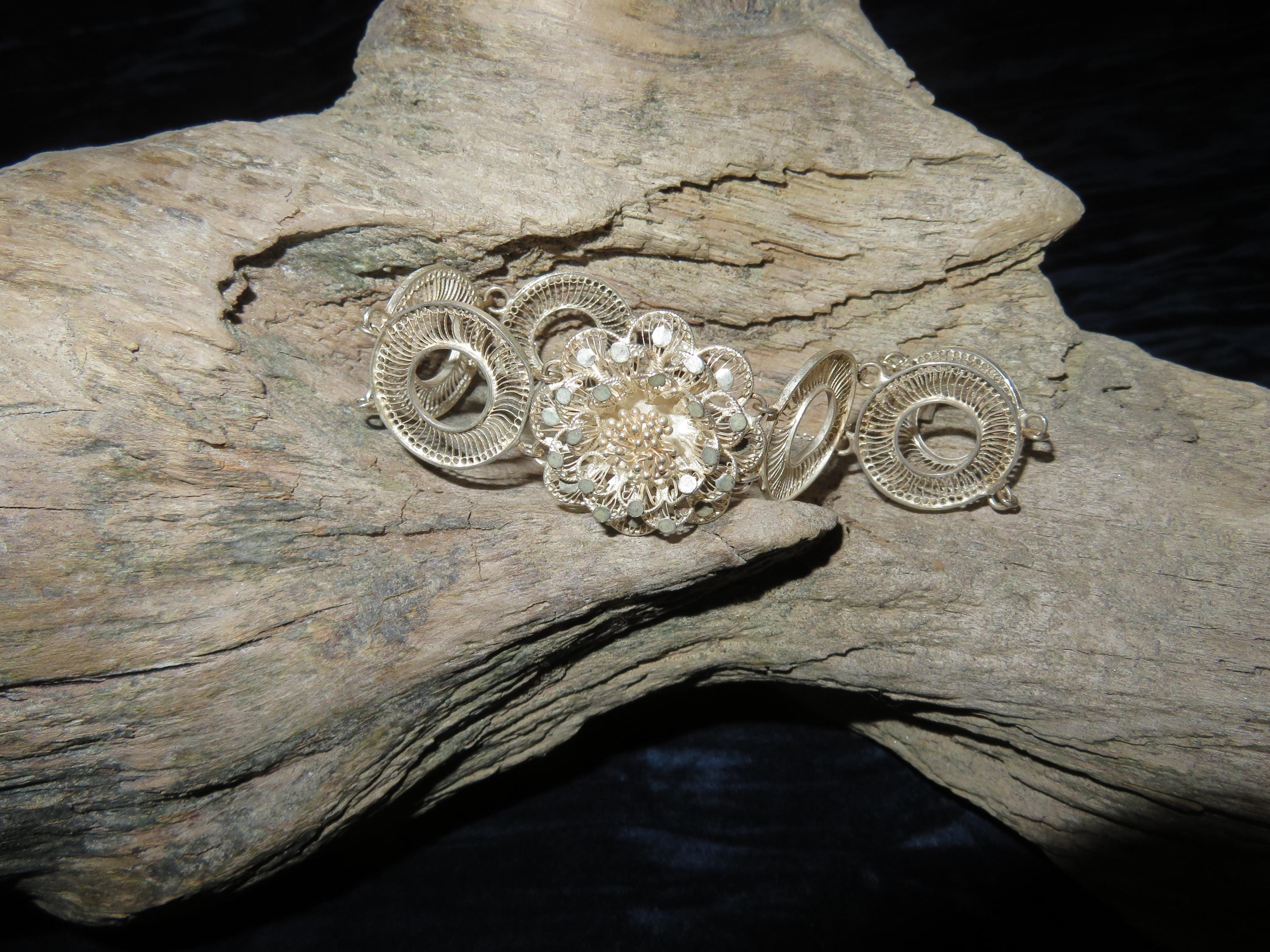 Vintage Silver Filigree bracelet,Floral centre,3 delicate large rings on each side,beautiful clasp that shows it vintage age,truly stunning!