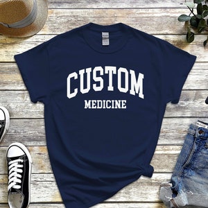 Custom Medicine College Shirt, Comfort Medicine TShirt, gepersonaliseerd Universitair Geneeskunde T-shirt, perfect voor geschenken faculteitsprogramma
