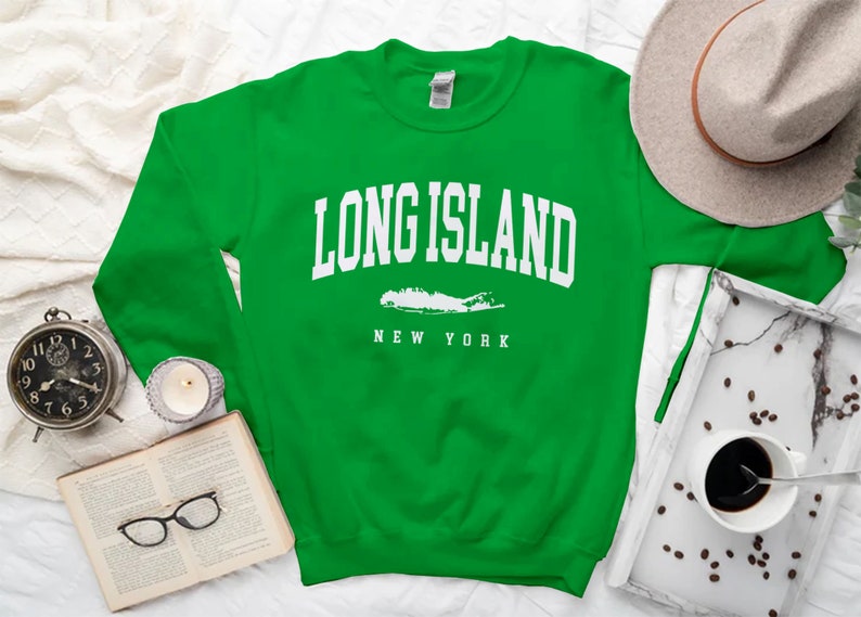 K&ouml;nnte beinhalten: Gr&uuml;ner Pullover mit wei&szlig;em Text "Long Island, New York" und einer wei&szlig;en Umrandung von Long Island.