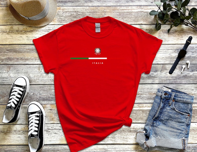 Puede incluir: Camiseta roja con una franja verde, blanca y roja a trav&eacute;s del pecho y la palabra "ITALIA" impresa debajo de la franja.