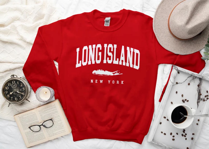 K&ouml;nnte beinhalten: Roter Pullover mit wei&szlig;em Text "Long Island, New York" und einer wei&szlig;en Umrandung von Long Island.