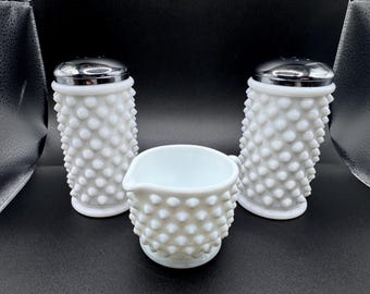 Juego vintage Fenton de 3 piezas de vidrio blanco opalino con relieve, lechera, salero y pimentero de 10 cm (4 pulgadas).
