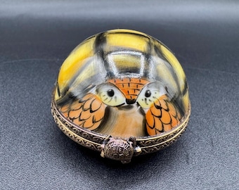 Caja principal de baratijas de porcelana pintada con estampado integral de tortugas de Limoges, Francia, redonda