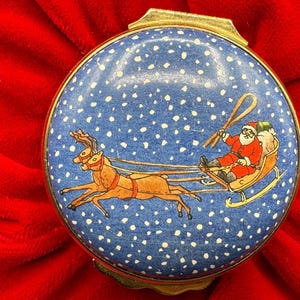 &quot;Halcyon Days Enamels &quot;&quot;Santa and His Reindeer&quot;&quot; 1986 Weihnachten Vintage Blaue Schneeflocken Trinket Box