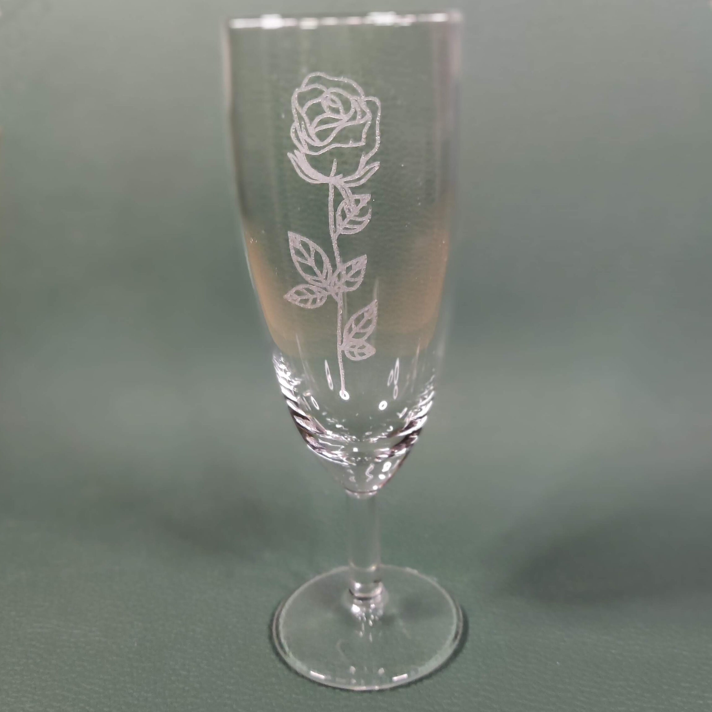 Flûte en Verre avec Une Rose Gravée