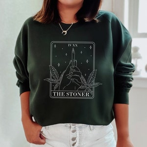 Stoner Tarot Card Sudadera - Funny Weed Crewneck para Stoners & Plant Medicine Lovers, 420 Gift, Marijuana Sweater, Cannabis, Weed, Ganja