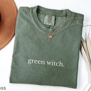 Camiseta Bruxa Verde, Camiseta Herborista, Camiseta Cores Confortáveis de Bruxa, Camiseta Estilo Campestre Bruxa, Presente para Amante de Jardinagem e Bruxa, Camiseta para Amante da Natureza, Camiseta Mãe de Plantas