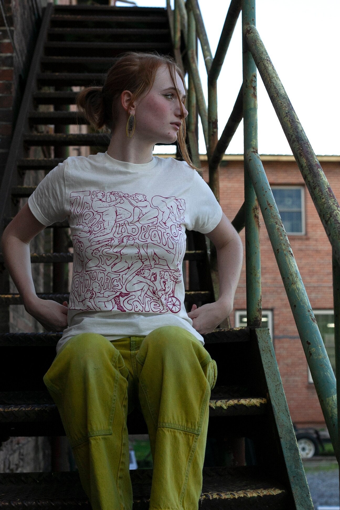 Bordeaux sur blanc T-shirt Trans Liberation is Community Care / Soins de santé trans / Chemise Queer Liberation / Entraide transgenre / Fierté