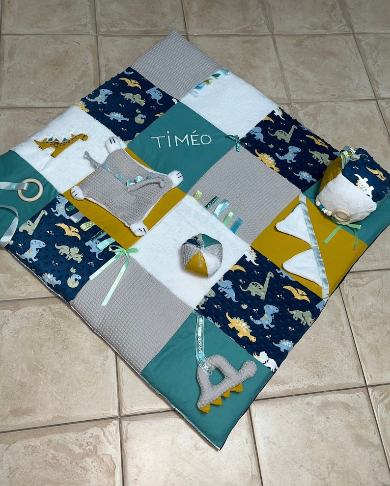 Tapis déveil sensoriel bébé personnalisé thème dinosaure bleu jaune montessori broderie avec jouets