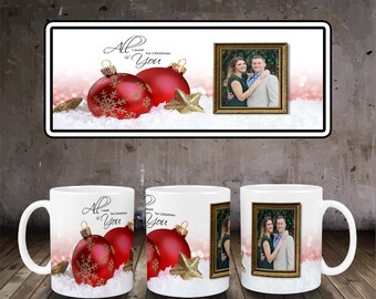 Könnte beinhalten: Weiße Keramiktasse mit einem Weihnachtsmotiv mit roten und goldenen Kugeln, einem Paar auf einem Foto und dem Text "Alles, was ich zu Weihnachten will, bist du".