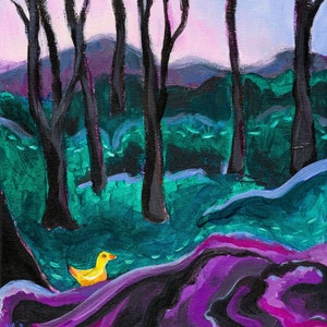 Puede incluir: Un pato de goma amarillo se sienta en una ladera p&uacute;rpura y negra frente a un bosque oscuro. El cielo es de un p&uacute;rpura claro con un tono rosado.
