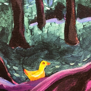 Puede incluir: Un patito amarillo camina por un bosque oscuro con follaje morado y verde. El patito est&aacute; mirando hacia la derecha y tiene un peque&ntilde;o pico.