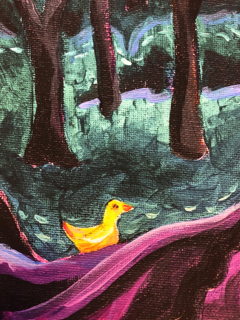 Puede incluir: Un patito amarillo camina por un bosque oscuro con follaje morado y verde. El patito est&aacute; mirando hacia la derecha y tiene un peque&ntilde;o pico.