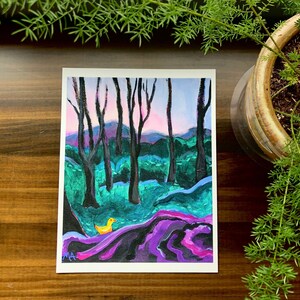 Puede incluir: Una pintura que representa una escena de bosque con un pato amarillo en primer plano. Los &aacute;rboles son oscuros y el suelo es de un morado y rosa vibrantes.