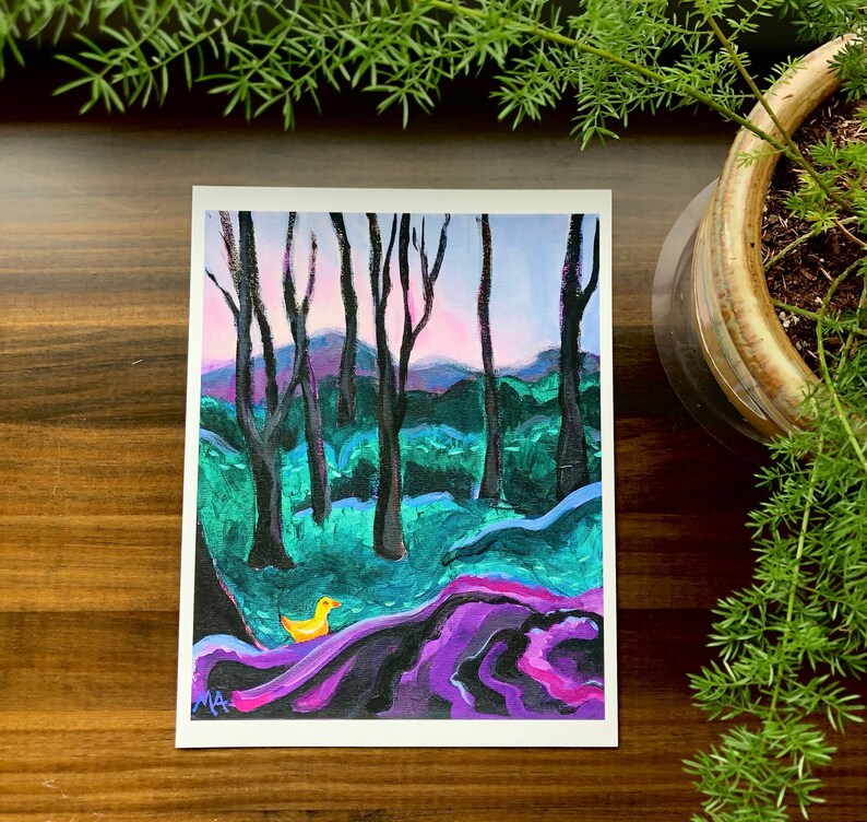 Puede incluir: Una pintura que representa una escena de bosque con un pato amarillo en primer plano. Los &aacute;rboles son oscuros y el suelo es de un morado y rosa vibrantes.