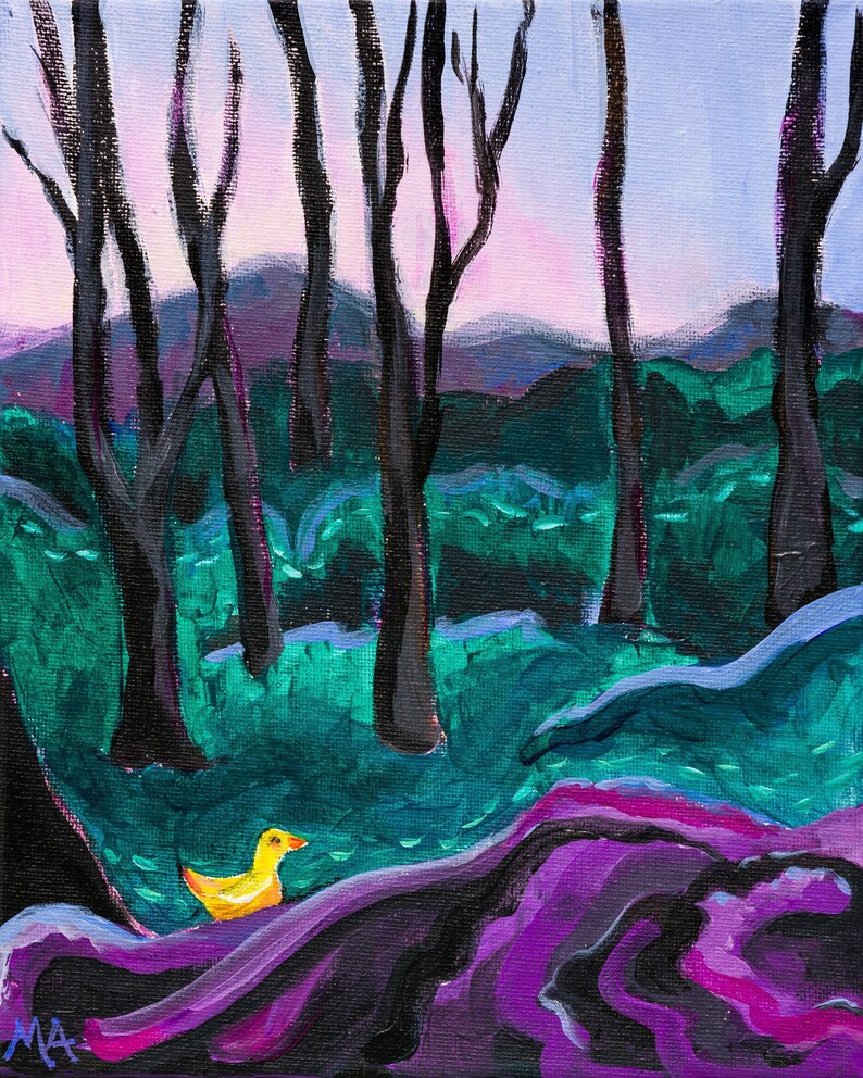 Puede incluir: Un pato de goma amarillo se sienta en una ladera p&uacute;rpura y negra frente a un bosque oscuro. El cielo es de un p&uacute;rpura claro con un tono rosado.