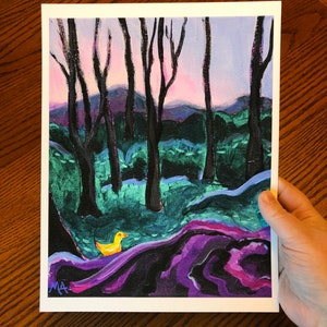 Puede incluir: Una pintura de un pato amarillo caminando por un bosque morado y verde. El cielo es de un morado claro con una puesta de sol rosa.