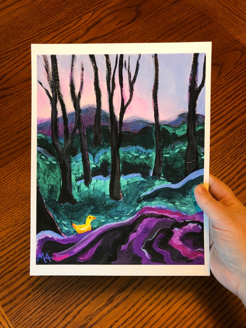 Puede incluir: Una pintura de un pato amarillo caminando por un bosque morado y verde. El cielo es de un morado claro con una puesta de sol rosa.