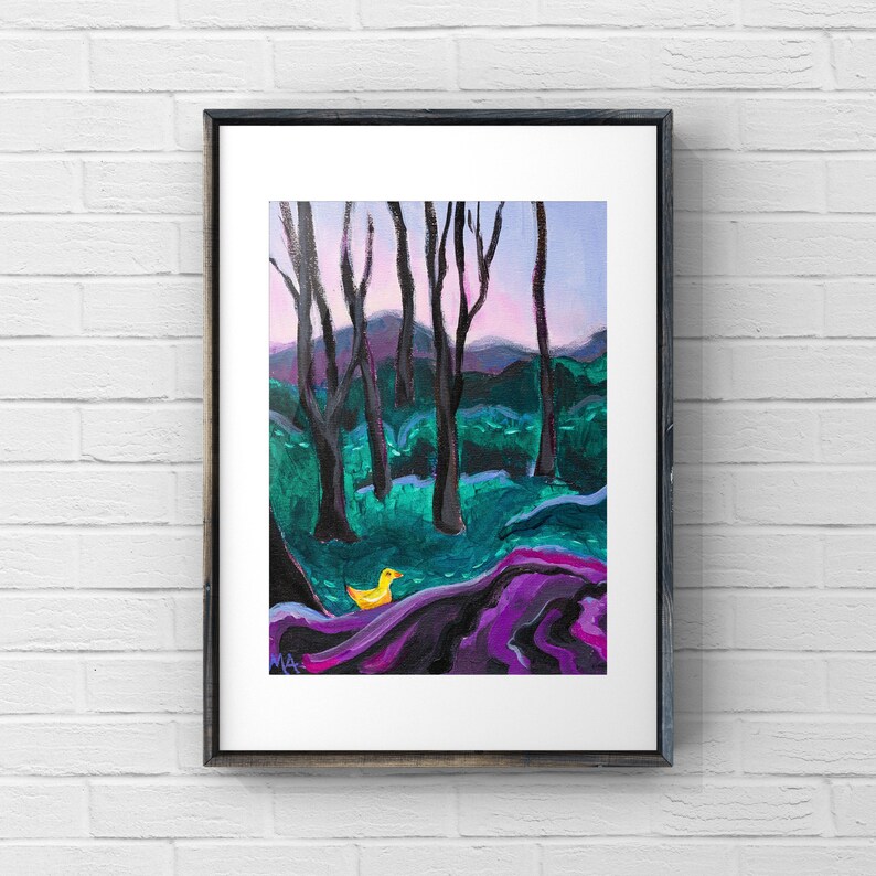 Puede incluir: Una pintura que representa una escena de bosque con un p&aacute;jaro amarillo en primer plano. Los &aacute;rboles son oscuros y el fondo es un degradado de p&uacute;rpura y azul.
