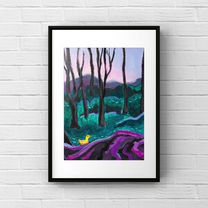 Puede incluir: Una pintura que representa una escena de bosque con un pato amarillo en primer plano. Los &aacute;rboles son oscuros y el suelo est&aacute; cubierto de pinceladas moradas y azules.
