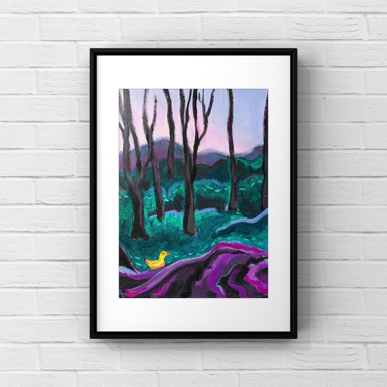 Puede incluir: Una pintura que representa una escena de bosque con un pato amarillo en primer plano. Los &aacute;rboles son oscuros y el suelo est&aacute; cubierto de pinceladas moradas y azules.
