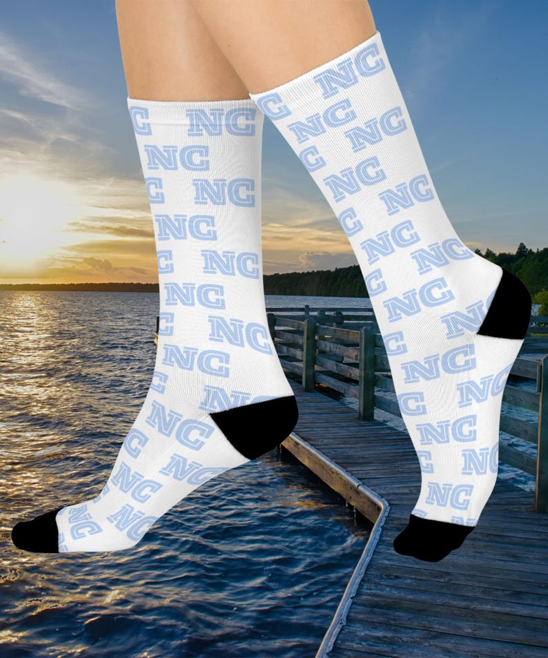 Perfect cadeau voor liefhebbers van North Carolina: knusse sokken uit North Carolina, sokken verjaardagscadeau, uniek souvenir, kerstsokkenvuller afbeelding 1