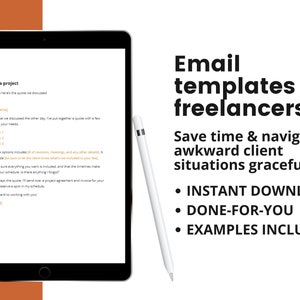 Puede incluir: Una tableta negra muestra una plantilla de correo electrónico para freelancers, con texto de ejemplo. El texto de la derecha dice "Plantillas de correo electrónico para freelancers" y "Ahorra tiempo y navega con gracia por situaciones incómodas con clientes."