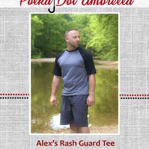 Puede incluir: Un hombre con una camiseta de protección contra erupciones cutáneas gris y negra y pantalones cortos azul oscuro. La camiseta tiene un diseño de estilo béisbol con mangas negras. El texto "Alex's Rash Guard Tee" está debajo de la imagen.