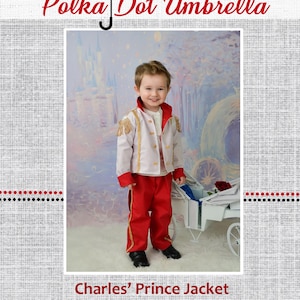 Peut inclure: Un jeune garçon portant une veste de prince blanche et dorée avec un pantalon rouge et des bordures dorées. La veste a un col rouge et des boutons dorés. Le garçon est debout devant un carrosse blanc avec une rose rouge. Le texte "Charles' Prince Jacket" est sous l'image.