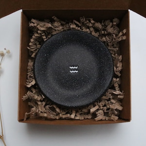Plato de baratija de signo de estrella personalizado - Plato de baratija del zodiaco - Plato de anillo - Recuerdo - Efecto cósmico moteado - Mínimo - Negro