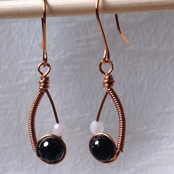 Boucles d'oreilles Cuivre Onyx et Jade Blanc Pierres Fines Naturelles, élégantes haute qualité. Fait main pour un cadeau unique et délicat.