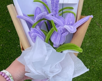 小さなラベンダーの花束 - 手作りのパイプクリーナーフラワー - 誕生日、記念日、卒業式、特別な日に最適なギフト