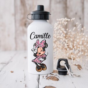 Könnte beinhalten: Eine weiße Wasserflasche mit schwarzem Deckel und einem schwarzen und rosa Minnie Mouse-Motiv. Die Flasche trägt den Namen "Camille" aufgedruckt.