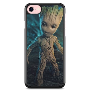 Könnte beinhalten: Eine schwarze Handyhülle mit einem bunten Bild von Groot, einer fiktiven Figur aus dem Guardians of the Galaxy-Film-Franchise. Die Figur ist als kleiner, humanoider Baum mit freundlichem Gesichtsausdruck dargestellt.