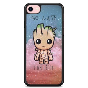 Könnte beinhalten: Eine schwarze Handyhülle mit einem galaktischen Hintergrund, auf dem eine Comic-Illustration von Groot aus Guardians of the Galaxy zu sehen ist. Der Text "so cute" und "I am Groot" ist auf der Hülle aufgedruckt.