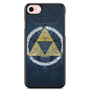 Peut inclure: Une coque de téléphone noire avec un motif bleu et or. Le motif représente un triangle stylisé avec les mots "Sagesse", "Courage" et "Puissance" inscrits autour de lui.