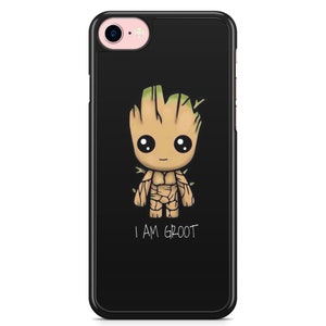 Könnte beinhalten: Schwarze Handyhülle mit einem Cartoon-Bild von Groot aus Guardians of the Galaxy. Das Bild zeigt Groot mit einem braunen Körper, grünen Blättern und dem Text "I AM GROOT".