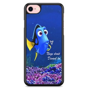 Peut inclure: Une coque de téléphone noire avec un poisson bleu et jaune de dessin animé sur un fond bleu avec des récifs coralliens. Le texte "Nage droit devant toi" est écrit en blanc sur la coque.