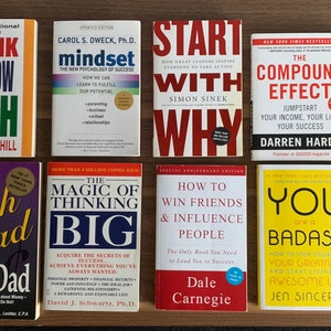 Pu&ograve; includere: Una collezione di dieci libri di auto-aiuto con titoli come "Pensa e arricchisci te stesso", "Mindset", "Inizia con il perch&eacute;", "L'effetto composto", "Fai il tuo letto", "Padre ricco, padre povero", "La magia del pensare in grande", "Come farsi degli amici e influenzare le persone", "Sei un asso", e "Le 7 regole per il successo".