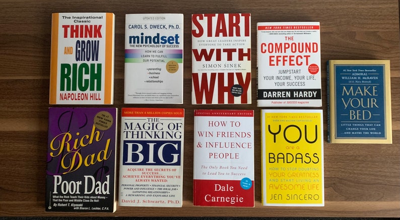 Pu&ograve; includere: Una collezione di dieci libri di auto-aiuto con titoli come "Pensa e arricchisci te stesso", "Mindset", "Inizia con il perch&eacute;", "L'effetto composto", "Fai il tuo letto", "Padre ricco, padre povero", "La magia del pensare in grande", "Come farsi degli amici e influenzare le persone", "Sei un asso", e "Le 7 regole per il successo".