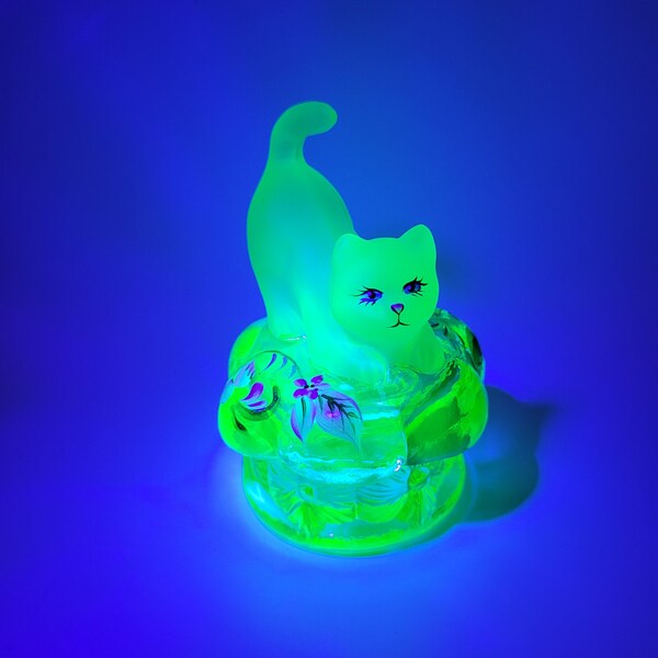 Gorgeous Fenton h.p. Apple/lime green cat trinket box