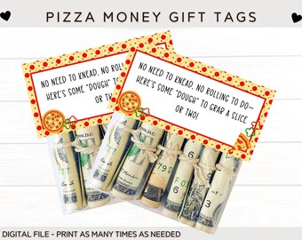 Puede incluir: Etiquetas de regalo imprimibles con temática de pizza. Las etiquetas son amarillas con lunares rojos y presentan una ilustración de pizza. El texto en las etiquetas dice "No hay necesidad de amasar, no hay que enrollar - aquí tienes algo de "masa" para coger una rebanada o dos!"