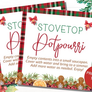Op de afbeelding: Printbare kerstcadeau-labels met een rode en groene ruitjesrand. De labels bevatten een peperkoekman en de tekst "Stovetop Potpourri". De tekst instrueert de gebruiker om de inhoud in een kleine pan te legen, te bedekken met water en te laten sudderen.