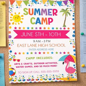 Puede incluir: Un colorido cartel de campamento de verano con las palabras "SUMMER CAMP" en letras grandes y multicolores. El cartel incluye un sol sonriente, una palmera y un flamenco bajo una sombrilla. El texto detalla las fechas, horarios y actividades del campamento.