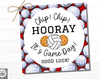 Pode incluir: Etiqueta de presente imprimível branca e vermelha com uma bola de voleibol e biscoitos. A etiqueta diz "Chip! Chip! Hooray! It's Game Day! Good Luck!"