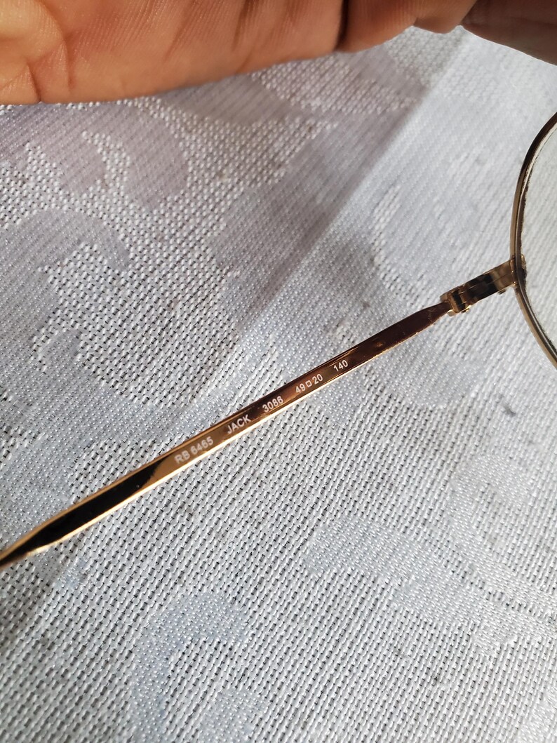 Pu&ograve; includere: Una tazza di ceramica bianca con manico nero e la scritta "But First, Coffee" in grassetto nero. La tazza &egrave; posta su uno sfondo neutro, evidenziando il suo design semplice.