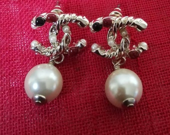 Small Chanel pearl earring