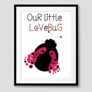 Op de afbeelding: Zwart-witte printbare kunst met de tekst "Our little LoveBug" en een zwarte lieveheersbeestje met roze voetafdrukken.